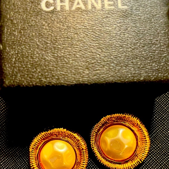 Authentic, Iconic and classic vintage 1980s era Chanel Clip on earrings - Picture 3 of 10